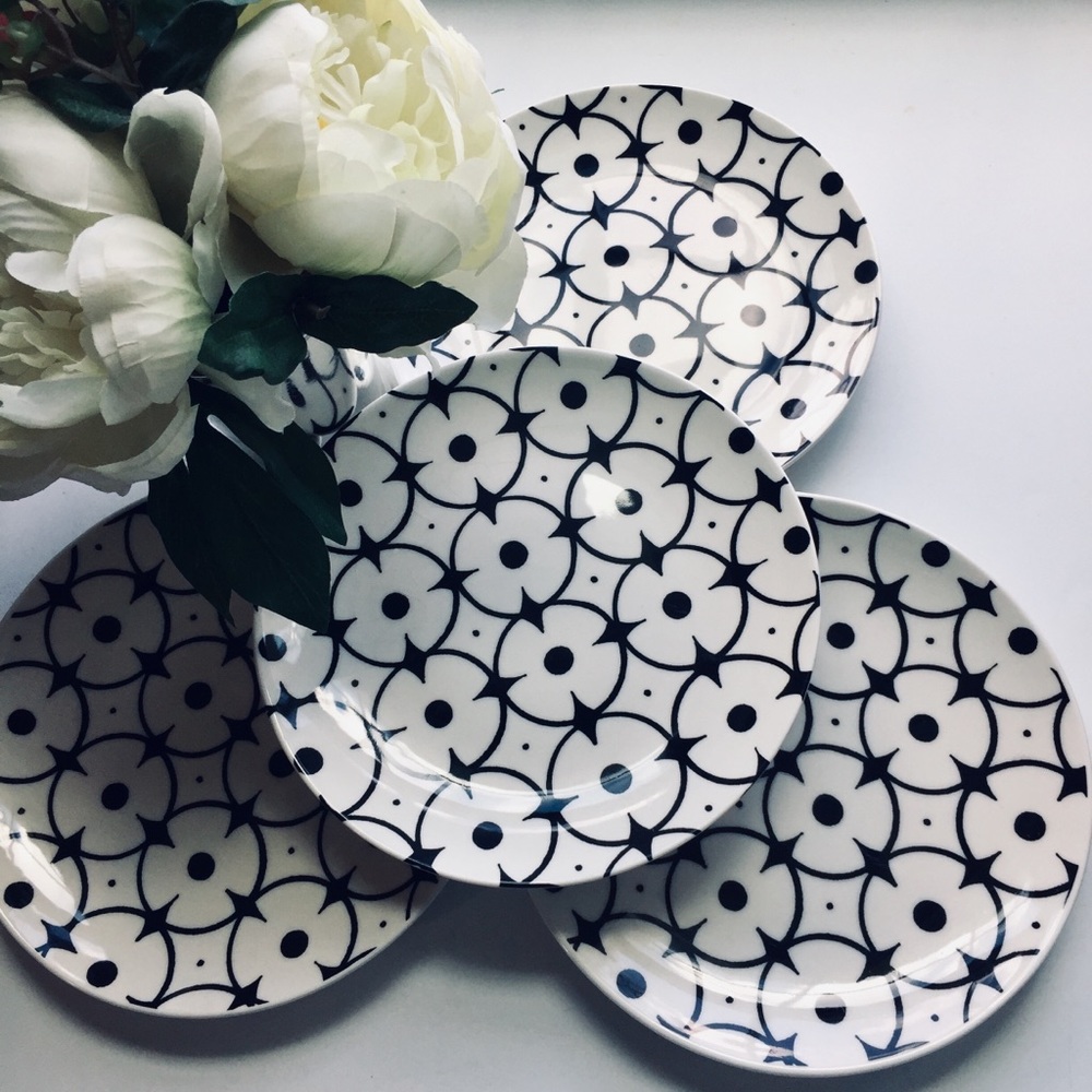 POTTERY BARN black & white salad plate 8.25